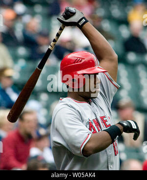 Los Angeles Angels" Garret Anderson erwärmt sich im Deck - Kreis vor schlagen gegen die Seattle Mariners im ersten Inning im Safeco Field, Seattle Juni 4, 2008. (UPI Foto/Jim Bryant) Stockfoto