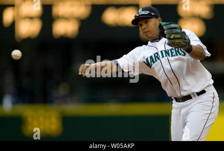 Seattle Mariners zweite bseman Yuniesky Betancourt wirft aus Los Angeles Angels" Garret Anderson in den acht Inning im Safeco Field, Seattle Juni 4, 2008. Die Engel schlagen die Seemänner 5-4. (UPI Foto/Jim Bryant) Stockfoto