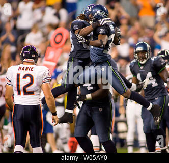 Seattle Seahawks cornerback Kevin Hobbs (R) und starke Sicherheit C.J. Wallace feiert Hobbs Abfangen der Chicago Bears quarterback Caleb Hanie (L) im vierten Quartal in der Qwest Field in Seattle am 16. August 2008. Die Seahawks schlagen die Bären 29-26 in den überstunden. (UPI Foto/Jim Bryant) Stockfoto