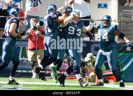 Seattle Seahawks Verteidiger feiern mit defensiver Craig Terrell (93) in der Ende Zone nach Terrell auf einer 10 Yardversuchrückkehr für einen Touchdown im ersten Quartal in der Qwest Field in Seattle am 14. September 2008 zählte. (UPI Foto/Jim Bryant) Stockfoto
