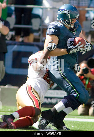 Seattle Seahawks defensive Craig Angriff Terrell, rechts, trägt San Francisco 49ers zurück laufen Frank Gore in die Ende Zone im ersten Quartal in der Qwest Field in Seattle am 14. September 2008. Terrell hob Gore ungeschickten Versuch und 10 Yards für die Kerbe. (UPI Foto/Jim Bryant) Stockfoto