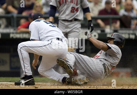 Seattle Mariners Krug Jarrod Washburn (L) setzt die Variable auf Minnesota Twins' Delmon Young zu Hause im dritten Inning im Safeco Field von Seattle am 6. Juni 2009. Die Seemänner schlugen die Zwillinge 2-1. (UPI Foto/Jim Bryant) Stockfoto