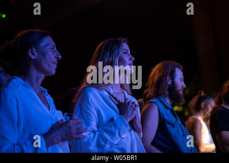 Maribor, Slowenien. 26 Juni, 2019. Leute genießen das Konzert von Tuareg Sänger und Gitarrist Bombino, der auf der Bühne des Festival Fastenzeit Fastenzeit Festival ist das größte Musikfestival in Slowenien. Jeden Sommer von 1993 es ist Hosting Musiker und Künstler aus der ganzen Welt. Credit: SOPA Images Limited/Alamy leben Nachrichten Stockfoto