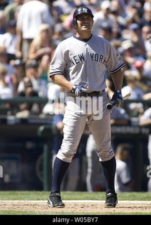 New York Yankees' Johnny Damon Reaktion zu schlagen ein Foul Ball gegen die Seattle Mariners im fünften Inning im Safeco Field von Seattle am 16. August 2009. Die Seemänner schlugen die Yankees 10-3. UPI/Jim Bryant. Stockfoto