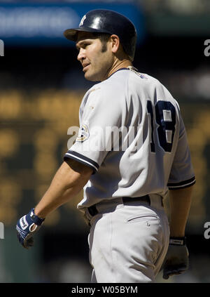 New York Yankees' Johnny Damon geht zurück zu dem Dugout, nachdem sie sich gegen die Seattle Mariners im siebten Inning im Safeco Field von Seattle geworfen am 16. August 2009. Die Seemänner schlugen die Yankees 10-3. UPI/Jim Bryant. Stockfoto