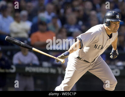 New York Yankees' Johnny Damon Uhren seine Linie fahren von Seattle Mariners zweiter Basisspieler Jose Lopez im siebten Inning im Safeco Field von Seattle verfangen am 20. September 2009. Die Seemänner schlugen die Yankees 7-1. UPI/Jim Bryant. Stockfoto