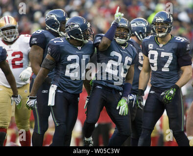 Seattle Seahawks' cornerback Josh Wilson (26) und freie Sicherheit Jordanien Babineaux (27) feiert eine versuchwiederaufnahme von Wilson im vierten Quartal in der Qwest Field in Seattle am 6. Dezember 2009. Wilson erholte sich Frank Gore und lief 43 Yards bis geklopft werden unsere Grenzen. Die Seahawks schlagen die 49ers 20-17. (UPI/Jim Bryant) Stockfoto