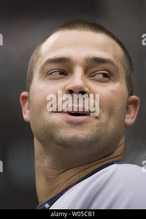 New York Yankees" Nick Swisher Witze mit Seattle Mariners Fans im ersten Inning im Safeco Field von Seattle am 9. Juli 2010. UPI Foto/Jim Bryant. Stockfoto