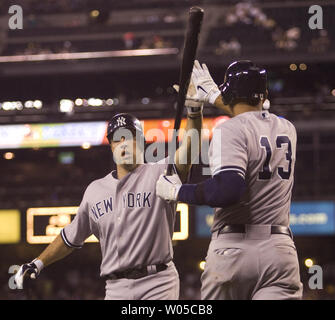 New York Yankees" Mark Texeira (L) High Fives Teamkollege Alex Rodriguez, nachdem er einen solo - nach Hause - zum linken Feld im neunten Inning im Safeco Field von Seattle am 9. Juli 2010. Texeira schlug auch eine Solo-home - zum rechten Feld im ersten Inning auf die Yankees 6-1 über die Seemänner zu gewinnen. UPI Foto/Jim Bryant. Stockfoto