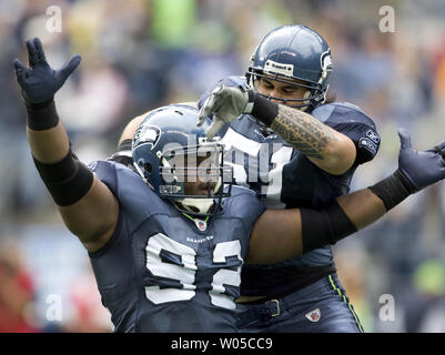 Seattle Seahawks linebacker Loft Tatupu (R) feiert mit defensiver Brandon Mebane nach Mebane San Diego Aufladeeinheiten Quarterback Phillips Flüsse im dritten Quartal am Sonntag, den 26. September 2010 entlassen, in der Qwest Field in Seattle. Die Seahawks schlagen die Ladegeräte 27-20. (UPI Foto/Jim Bryant) Stockfoto