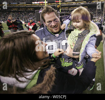 Seattle Seahawks defensiver Craig Terrill feiert mit seiner Familie 41-36 über die verteidigenden Superschüsselmeister New Orleans Saints in der NFC's Wild win-Karte Endspiel Spiel am Samstag, den 8. Januar 2011 in der Qwest Field in Seattle. (UPI/Jim Bryant) Stockfoto