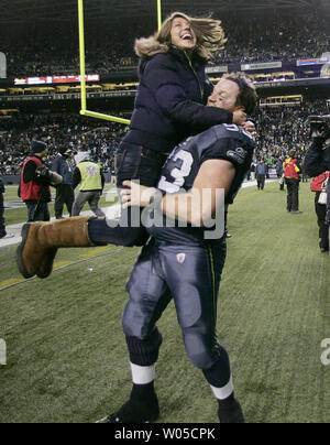 Seattle Seahawks defensiver Craig Terrill feiert mit seiner Frau nach ihrem 41-36 über die verteidigenden Superschüsselmeister New Orleans Saints in der NFC's Wild win-Karte Endspiel Spiel am Samstag, den 8. Januar 2011 in der Qwest Field in Seattle. (UPI/Jim Bryant) Stockfoto