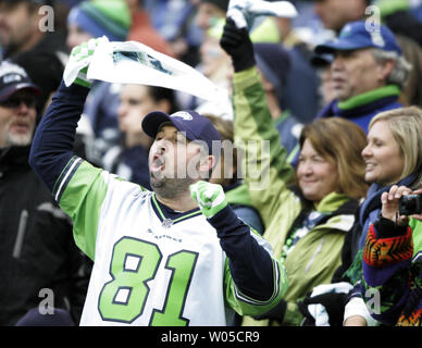 Seattle Seahawks Fans jubeln auf die Seahawks in Ihrer 41-36 über den verteidigenden Superschüsselmeister der New Orleans Saints im NFC Endspiel von wild-card Spiel am Samstag, den 8. Januar 2011 in der Qwest Field in Seattle gewinnen. (UPI/Jim Bryant) am Samstag, den 8. Januar 2011 in der Qwest Field in Seattle. (UPI/Jim Bryant) Stockfoto