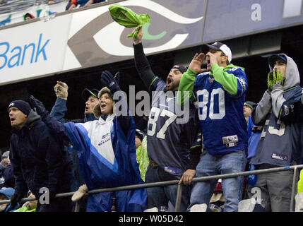 Seattle Seahawks Fans jubeln auf die Seahawks im dritten Quartal gegen die Washington Redskins an CenturyLink Feld in Seattle, Washington am 27. November 2011. Redskins betäubt die Seattle Seahawks 23-17. UPI/Jim Bryant Stockfoto