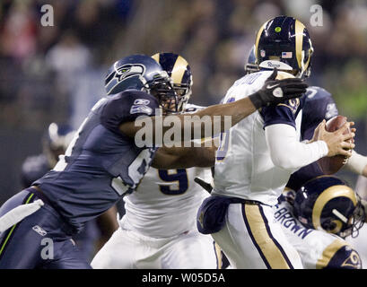 Seattle Seahawks defensive Ende Chris Clemons (L) Säcke St. Louis Rams Quarterback SAM Bradford im dritten Quartal bei CenturyLink Feld in Seattle, Washington am 12. Dezember 2011. Die Seahawks schlagen die Rams 30-13. UPI/Jim Bryant Stockfoto