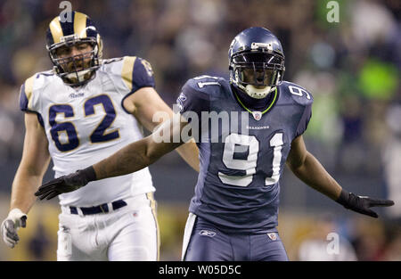 Seattle Seahawks defensive Ende Chris Clemons (L) Säcke St. Louis Rams Quarterback SAM Bradford im dritten Quartal bei CenturyLink Feld in Seattle, Washington am 12. Dezember 2011. Die Seahawks schlagen die Rams 30-13. UPI/Jim Bryant Stockfoto