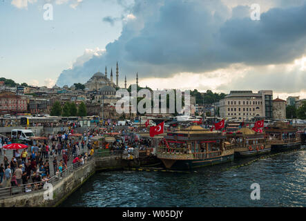 Eminönü Istanbul, Istanbul, Türkei; 26. JUNI 2019. Traditionelle Boote im Stadtteil Eminönü. Istanbul ist eine der bekanntesten Orte im Tourismus. Touri Stockfoto