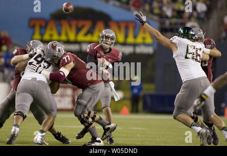 Die Washington State Cougars, Quarterback Connor Halliday geht unter dem Druck des Oregon Verteidigung bei CenturyLink Feld in Seattle, Washington am 29. September 2012. Halliday abgeschlossen 33 60 Pässe für 348 Yards und hatte ein Abfangen und Touchdown als 2. geordnete Oregon beat Staat Washington 51-26. UPI/Jim Bryant Foto. Stockfoto