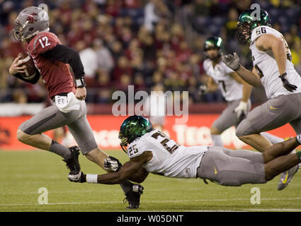 Die Washington State Cougars Quarterback Connor Halliday wird von Oregon Ducks linebacker Boseko Lokombo an CenturyLink Feld in Seattle, Washington ausgelöst am 29. September 2012. Die 2. geordnete Oregon beat Staat Washington 51-26. UPI/Jim Bryant Foto. Stockfoto