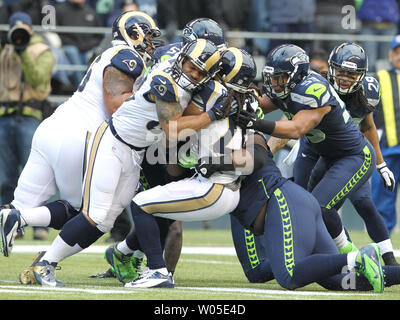 Seattle Seahawks defensive Ende Bruce Irvin (51), linebacker Malcolm Smith (53) und defensiver Brandon Mebane (92), und ziehen Sie sie nach unten, St. Louis Rams zurück laufen Daryl Richardson nach kurzer Verstärkung am CenturyLink Feld in Seattle, Washington am 30. Dezember 2012. Die Seahawks kam von hinten die Rams 20-13 zu schlagen. UPI/Jim Bryant Stockfoto