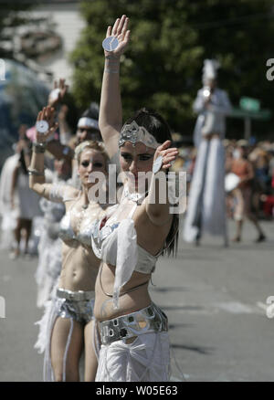 Tänzer während des 25. jährlichen Fremont Sommersonnenwende Parade in Seattle am 22. Juni 2013. UPI/Jim Bryant Stockfoto