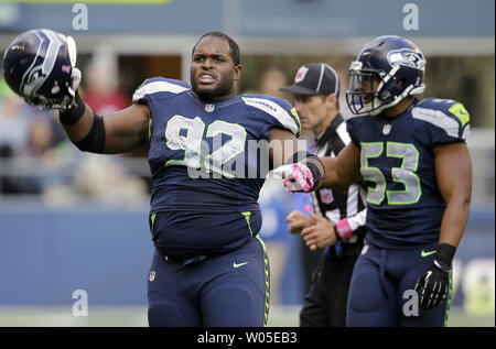 Seattle Seahawks defensiver Brandon Mebane (92) feiert eine defensive stand auf einem vierten und eine gegen die Tennessee Titans im vierten Quartal bei CenturyLink Feld in Seattle, Washington, am 13. Oktober 2013. Die Seahawks schlagen die Titians 20-13. UPI/Jim Bryant Stockfoto
