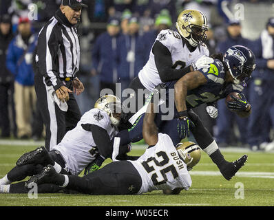 Seattle Seahawks zurück laufen Marshawn Lynch (24) Trägt New Orleans Saints auf dem Weg zu einem 15 yard Gewinn im zweiten Quartal CenturyLink Feld in Seattle, Washington am 2. Dezember 2013. Die Seahawks führen die Heiligen 27-7 an der Hälfte. UPI/Jim Bryant Stockfoto