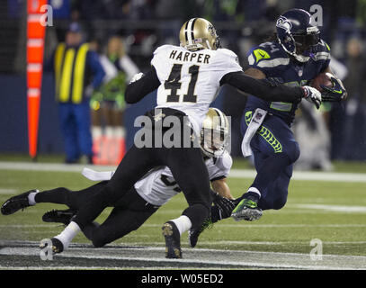 Seattle Seahawks zurück laufen Marshawn Lynch vorbei New Orleans Saints römischen Harper (41) und Chris Carr auf seinem Weg zu einem 15-Yard-Gewinn im zweiten Quartal CenturyLink Feld in Seattle, Washington am 2. Dezember 2013. Die Seahawks schlagen die Heiligen 34-7 die beste Aufzeichnung Mannschaft in der NFL zu nehmen. UPI/Jim Bryant Stockfoto