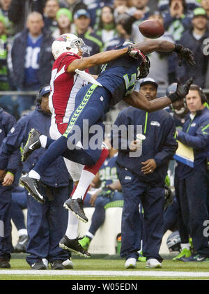 Seattle Seahawks starke Sicherheit kam Bundeskanzler (31) bricht oben einen Pass für Arizona Cardinals wide receiver Michael Floyd (15) im dritten Quartal bei CenturyLink Feld in Seattle, Washington, die am 22. Dezember 2013. Die Kardinäle schlagen die Seahawks 17-10. UPI/Jim Bryant Stockfoto