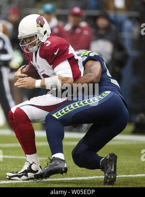 Seattle Seahawks linebacker Bobby Wagner (54) Säcke Arizona Cardinals quarterback Carson Palmer im dritten Quartal bei CenturyLink Feld in Seattle, Washington am 22. Dezember 2013. Die Kardinäle schlagen die Seahawks 17-10. UPI/Jim Bryant Stockfoto