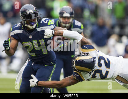 Seattle Seahawks zurück laufen Marshawn Lynch bricht ein versuchter Angriff von St. Louis Rams Trumaine Jackson (22) für einen 14-Yard-Gewinn im zweiten Quartal CenturyLink Feld in Seattle, Washington am 29. Dezember 2013. UPI/Jim Bryant Stockfoto