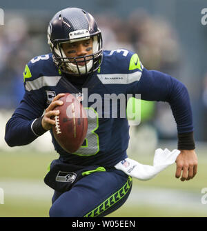 Seattle Seahawks Quarterback Russell Wilson (3) kriecht gegen die St. Louis Rams im dritten Quartal bei CenturyLink Feld in Seattle, Washington am 29. Dezember 2013. Wilson abgeschlossen 15 von 23 Pässe für 172 Yards und einen Touchdown. Die Seahawks klammerte die NFC West Titel und Heimvorteil in den Playoffs mit einem 27-9 Sieg über den St. Louis Rams. UPI/Jim Bryant Stockfoto