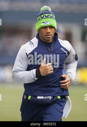 Seattle Seahawks Quarterback Russell Wilson Vorwärmungen vor dem Spiel gegen die St. Louis Rams bei CenturyLink Feld in Seattle, Washington am 29. Dezember 2013. Seahawks klammerte die NFC West Titel und Heimvorteil in den Playoffs mit einem 27-9 Sieg über den St. Louis Rams. Wilson abgeschlossen 15 von 23 Pässen für 172 Yards und einen Touchdown in die Seahawks über den Ramas. UPI/Jim Bryant UPI/Jim Bryant Stockfoto