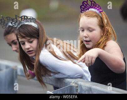 Mabel Stuesen, 9, weist auf die landezone wie Erin Foster, 11, Mitte und Kaylin Buckley bereitet die Brücke ab in den Burley Lagune während des 30. jährlichen Eisbär in Olalla, Washington, am 1. Januar 2014 springen. Über einen Zeitraum von drei Stunden mehr als 450 hardy Teilnehmer in den kalten Gewässern, die für die jährlichen Eisbär tauchen Sie ein in das kühle Wasser der Lagune sprang in am Tag die Tradition der jährlichen Neue Jahr zu verbinden. UPI/Jim Bryant Stockfoto