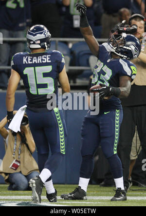 Seattle Seahawks zurück läuft, Christine Michael (33) seine sieben Yard Touchdown pass feiert vom Quarterback Russell Wilson gegen die Chicago Bears im zweiten Quartal ein pre-season Spiel bei CenturyLink Feld in Seattle, Washington, am 22. August 2014. Die Seahawks schlagen die Bären 34-6. UPI/Jim Bryant Stockfoto