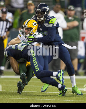 Seattle Seahawks Defensiverückseiten Richard Thomas (25) und Byron Maxwell gegen Green Bay Packers wide receiver Jordy Nelson (87), die im dritten Quartal des NFL Start am CenturyLink Feld September 4, 2014 in Seattle. Die Seahawks schlagen die Verpacker 36-16. UPI/Jim Bryant Stockfoto