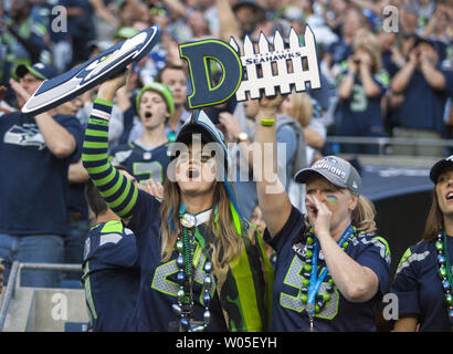 Seattle Seahawks Fans jubeln auf die Seahawks in ihrem Spiel gegen die Green Bay Packers im vierten Quartal des NFL Start am CenturyLink Feld September 4, 2014 in Seattle. Die Seahawks schlagen die Verpacker 36-16. UPI/Jim Bryant Stockfoto