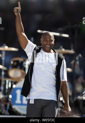 Ehemalige Seattle Seahawks zurück läuft Shaun Alexander Pumpen bis der Menschenmenge vor Seattle - Eingeborene und Grammy Award-winning Band Soundgarden und Grammy Award-Sänger gewinnen, Song-Writer und Produzent Pharrell Williams während der NFL Kickoff 2014 von Xbox an CenturyLink Feld am 4. September in Seattle 2014 vorgestellt. UPI/Jim Bryant Stockfoto