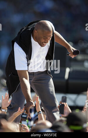 Ehemalige Seattle Seahawks zurück läuft Shaun Alexander Pumpen bis der Menschenmenge vor Seattle - Eingeborene und Grammy Award-winning Band Soundgarden und Grammy Award-Sänger gewinnen, Song-Writer und Produzent Pharrell Williams während der NFL Kickoff 2014 von Xbox an CenturyLink Feld am 4. September in Seattle 2014 vorgestellt. UPI/Jim Bryant Stockfoto