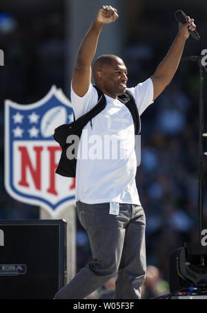 Ehemalige Seattle Seahawks zurück läuft Shaun Alexander Pumpen bis der Menschenmenge vor Seattle - Eingeborene und Grammy Award-winning Band Soundgarden und Grammy Award-Sänger gewinnen, Song-Writer und Produzent Pharrell Williams während der NFL Kickoff 2014 von Xbox an CenturyLink Feld am 4. September in Seattle 2014 vorgestellt. UPI/Jim Bryant Stockfoto