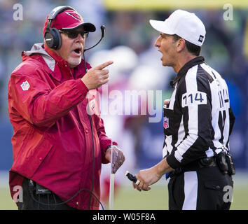 Arizona Cardinals Head Coach Bruce Arianer beschwert sich bei Schiedsrichter gen Steratore (114) In ihrem Spiel gegen die Seattle Seahawks am CenturyLink Feld in Seattle, Washington am 23. November 2014. Die Seahawks schlagen die Kardinäle 19-3. UPI/Jim Bryant Stockfoto