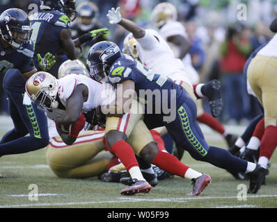 Seattle Seahawks linebacker Bobby Wagner (54) zieht nach San Francisco 49ers zurück laufen Frank Gore (21 CenturyLink Feld in Seattle, Washington am 14. Dezember 2014. Die Seahawks schlagen die San Francisco 49ers 17-7. UPI/Jim Bryant Stockfoto