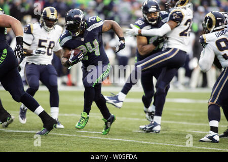 Seattle Seahawks zurück laufen Marshawn Lynch (24) läuft mit einem 9 Yard Touchdown gegen die St. Louis Rams im vierten Quartal laufen bei CenturyLink Feld in Seattle, Washington am 28. Dezember 2014. Die Seattle Seahawks gegen die St. Louis Rams 20-6. UPI/Jim Bryant Stockfoto