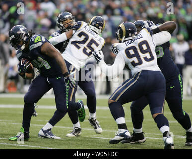 Seattle Seahawks zurück laufen Marshawn Lynch (24) läuft mit einem 9 Yard Touchdown gegen die St. Louis Rams im vierten Quartal laufen bei CenturyLink Feld in Seattle, Washington am 28. Dezember 2014. Die Seattle Seahawks gegen die St. Louis Rams 20-6. UPI/Jim Bryant Stockfoto