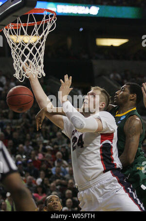 Der Gonzaga Przemek Karnowski (24) unter den Korb durch North Dakota State Kory Brown (22) während der NCAA Division 2015 verschmutzt ist ich März Men's Basketball Meisterschaft 20, 2015 an der Key Arena in Seattle, Washington. Foto von Jim Bryant/UPI Stockfoto