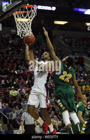 Der Gonzaga Byron Wesley (22) Zugriffe ein layup während durch North Dakota State Kory Brown (22) während der NCAA Division 2015 bewacht ich März Men's Basketball Meisterschaft 20, 2015 an der Key Arena in Seattle, Washington. Foto von Jim Bryant/UPI Stockfoto