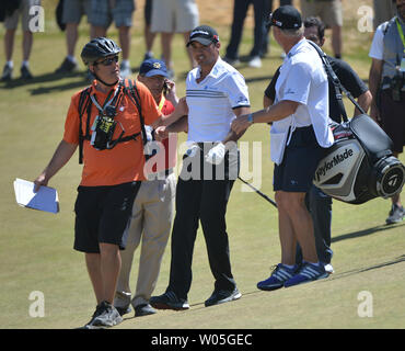 Jason Tag von Australien ist von Sanitätern und caddie Colin Swatton nach dem Zuklappen auf dem neunten Loch geholfen, seinen letzten des Tages, in der zweiten Runde der 115 U.S. Open Championship am Raum-bucht am 19. Juni 2015 in der Universität, Washington. Tag erholt, zu putten und seine Runde beenden. Foto von Kevin Dietsch/UPI Stockfoto