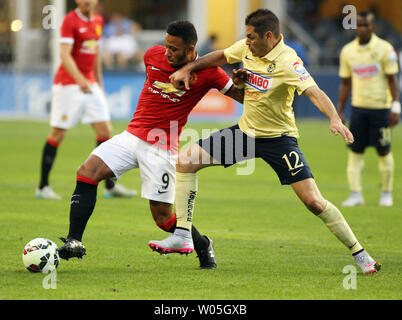 Von Manchester United Memphis Depay (9) steuert die Kugel gegen Club America Pablo Cesar Aguilar (12) im Jahr 2015 Internationalen Champions Cup Match am 17. Juli in Seattle, Washington, 2015. Manchester United Beat Club America 1-0. Foto von Jim Bryant/UPI Stockfoto