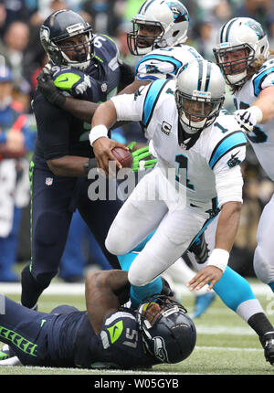 Seattle Seahawks linebacker Bruce Irvin (51) Säcke Carolina Panthers quarterback Cam Newton (1) an: CenturyLink Feld in Seattle am 18. Oktober 2015. Die Leoparden von hinten kam mit 32 verbleibenden Sekunden im 4. Quartal zu schlagen, um die Seahawks 27-23. Foto von Jim Bryant/UPI Stockfoto