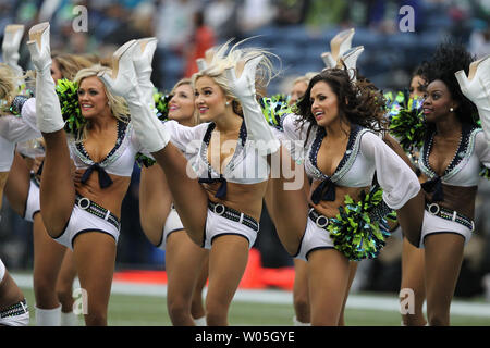 Seattle Seahawks dance Team, die seagals, führen Sie vor dem Spiel gegen die Carolina Panthers an CenturyLink Feld in Seattle am 18. Oktober 2015. Die Leoparden von hinten kam mit 32 verbleibenden Sekunden im 4. Quartal zu schlagen, um die Seahawks 27-23. Foto von Jim Bryant/UPI Stockfoto